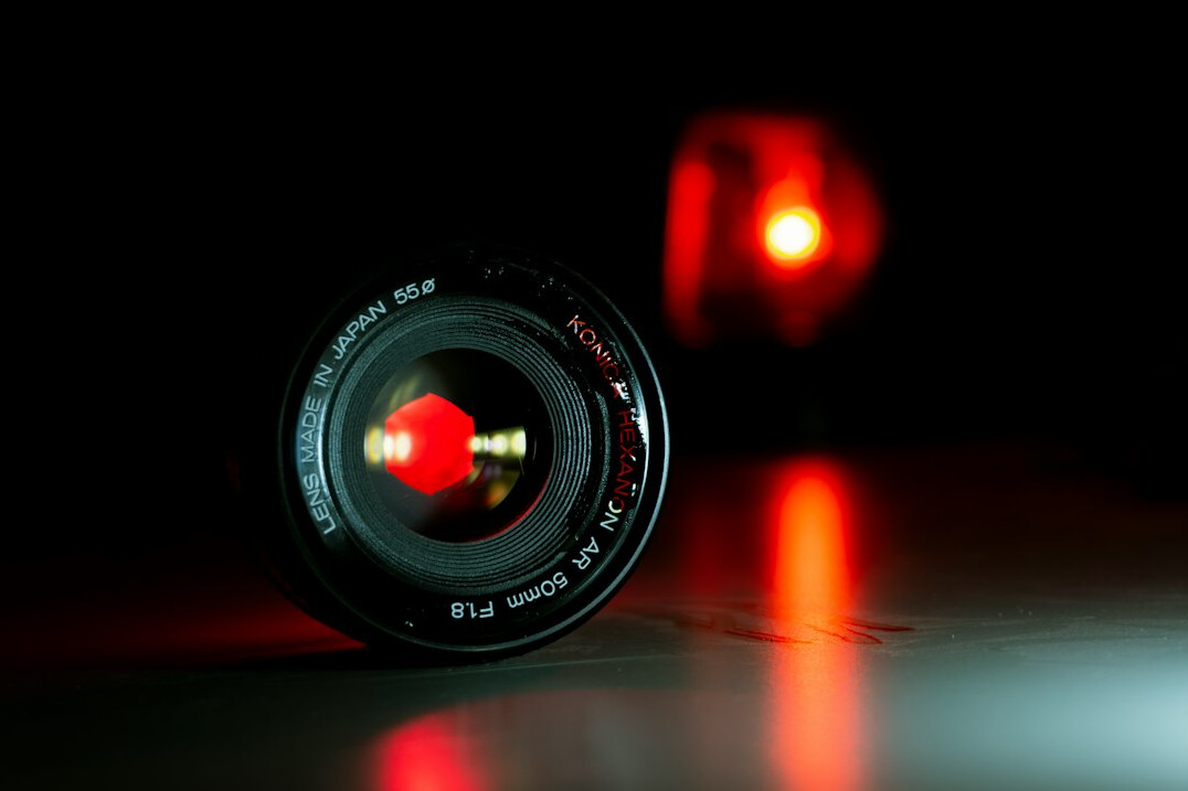 Camera lens with light reflections